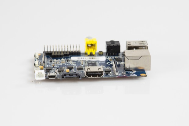 Der zweite Micro-USB-Anschluss mit OTG liegt zwischen dem SATA-Anschluss und dem Stromstecker für SATA-Festplatten.